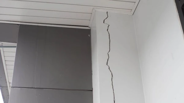 ولې دېوالونه درزونه لري او څنګه ښکاري؟